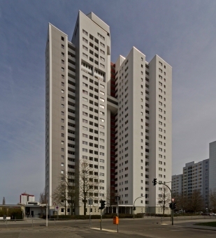 Highrise apartment building in Gropiusstadt in 2013 (photo by Alexander Savin, public domain)