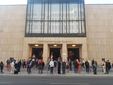 People assembled in front of the Komische Oper before the Berlin Premiere of "Plateau Effect" on Sept. 6, 2019 (photo by Anita Malhotra)